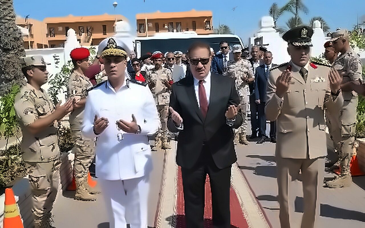 وضع إكليل من الزهور على النصب التذكاري للشهداء ببورسعيد
