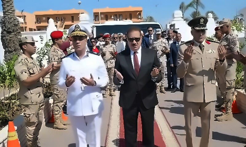 وضع إكليل من الزهور على النصب التذكاري للشهداء ببورسعيد