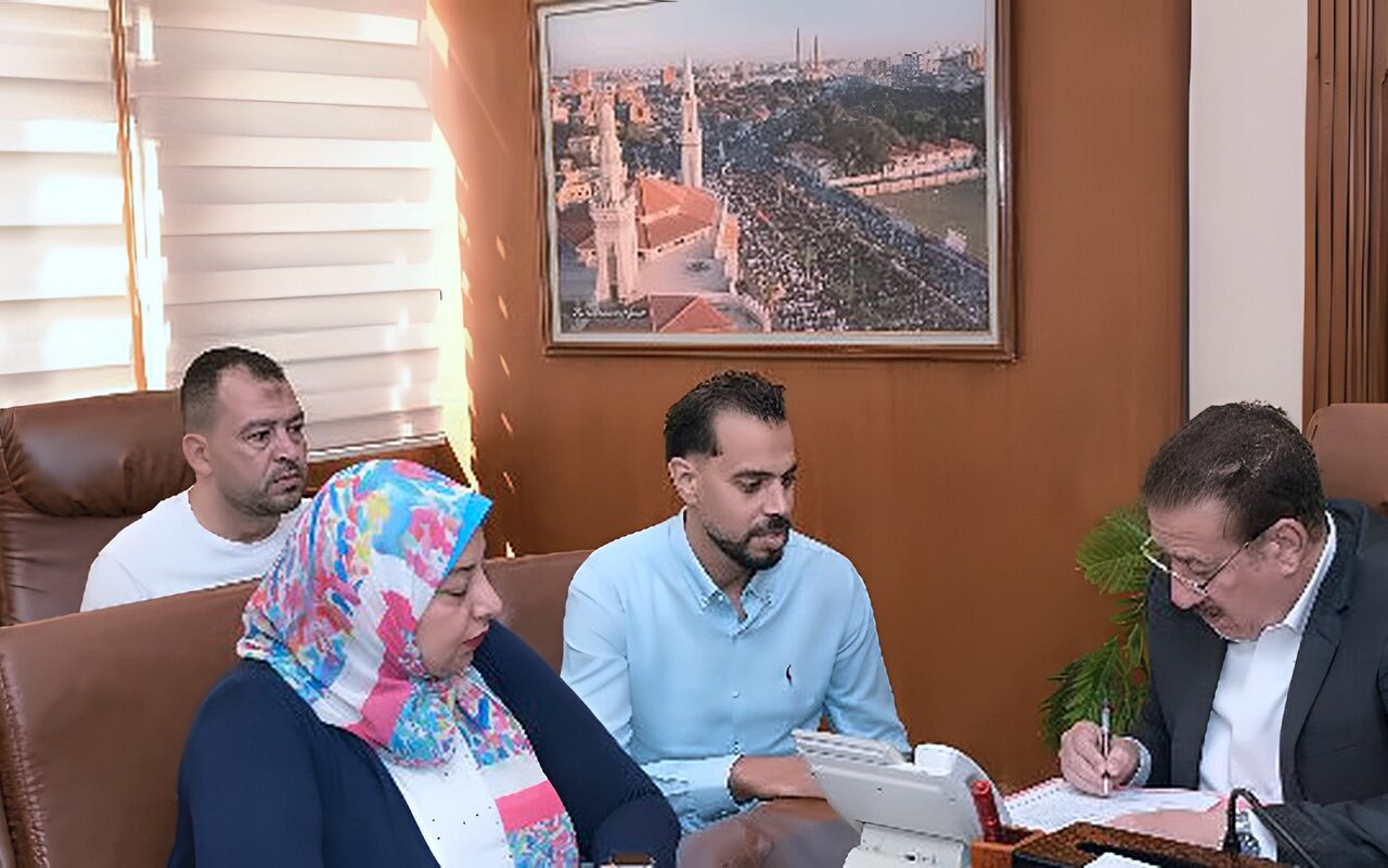 محافظ بورسعيد يستقبل عدد من أبناء المحافظة للاستماع لمشكلاتهم