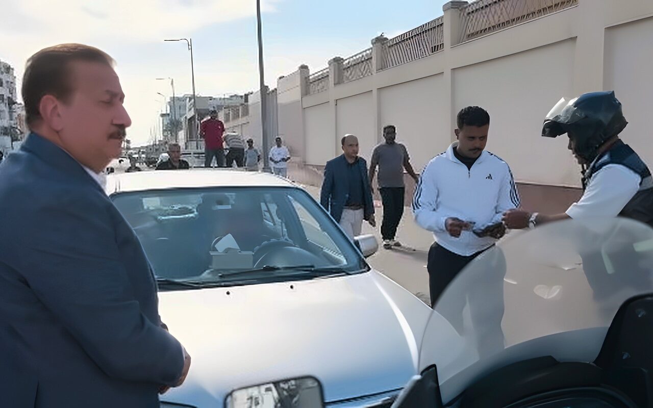 محافظ بورسعيد يضبط سيارة تسير عكس الاتجاه.. ويوجه إدارة المرور باتخاذ إجراءات قانونية عاجلة
