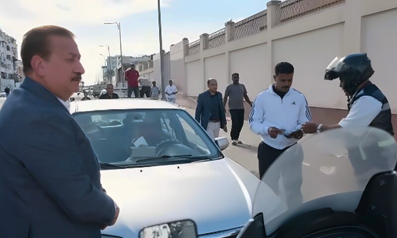 محافظ بورسعيد يضبط سيارة تسير عكس الاتجاه.. ويوجه إدارة المرور باتخاذ إجراءات قانونية عاجلة