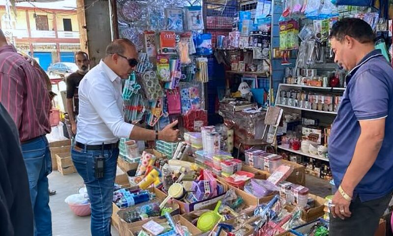 محافظ بورسعيد يناشد المواطنين وأصحاب المحال عدم إشغال الأرصفة والممرات