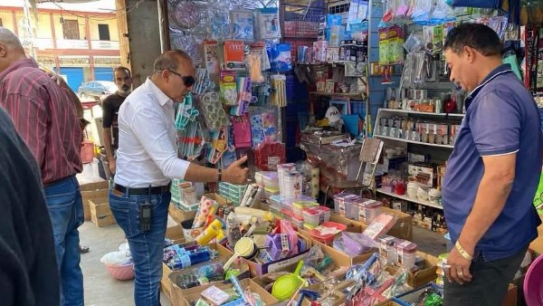 محافظ بورسعيد يناشد المواطنين وأصحاب المحال عدم إشغال الأرصفة والممرات