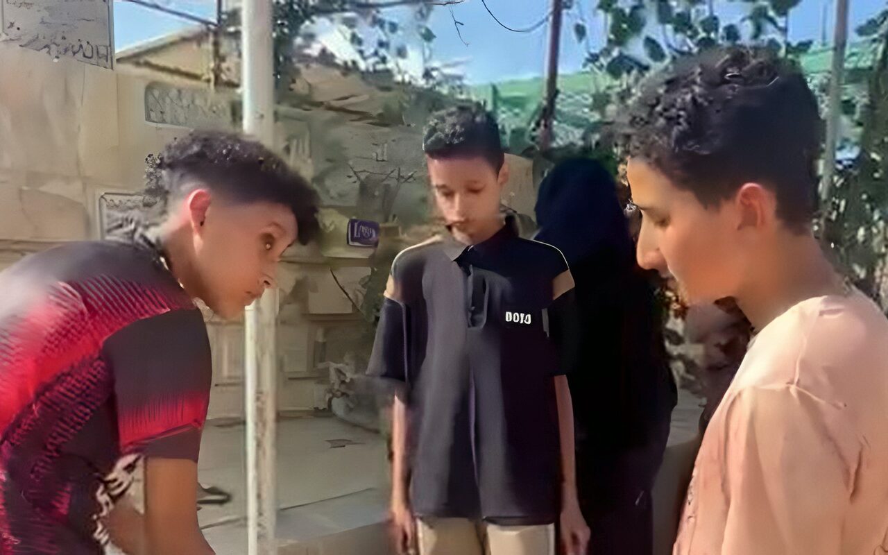 في أول جمعة بعد وفاته| أصدقاء طالب بورسعيد يوزعون رز بلبن في المقابر.. صور
