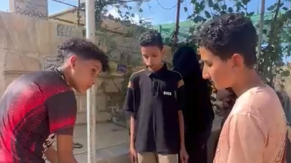 في أول جمعة بعد وفاته| أصدقاء طالب بورسعيد يوزعون رز بلبن في المقابر.. صور