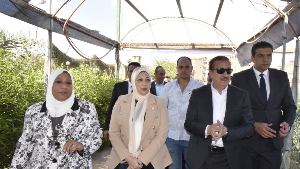 محافظ بورسعيد يتفقد تنفيذ مبادرة «مصر في عيوننا» لمكافحة مسببات العمى وضعف الإبصار