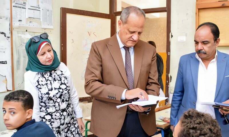 وكيل تعليم بورسعيد يتفقد مدرسة العبور الإعدادية بنين .. ويوجه مدير عام التعليم العام بإزالة السلبيات المرصودة