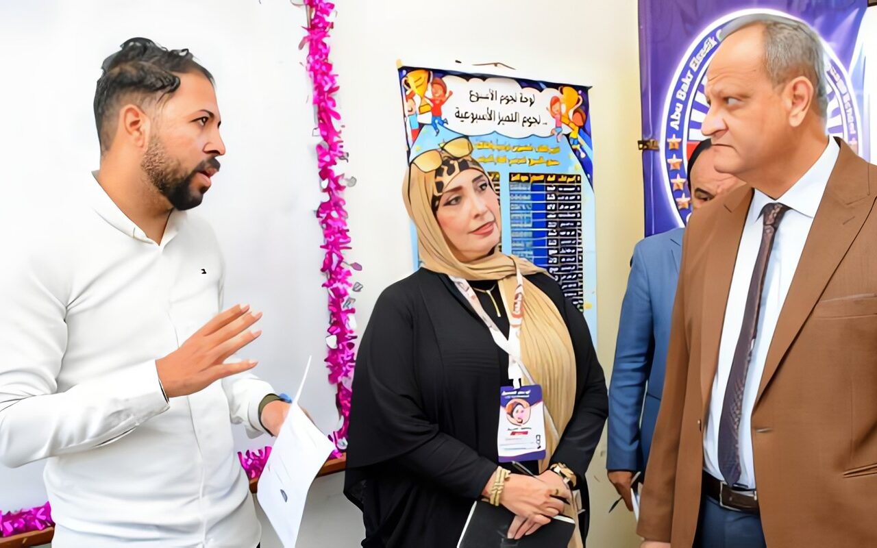وكيل تعليم بورسعيد يشيد بانضباط العملية التعليمية بمدرسة أبو بكر الصديق الرسمية لغات