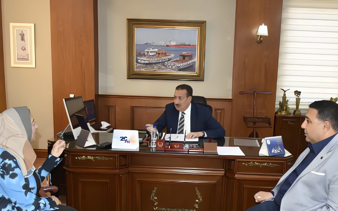 محافظ بورسعيد يستقبل رئيس شركة مياه الشرب والصرف الصحي بمحافظات القناة لبحث سبل التعاون المشترك.. صور