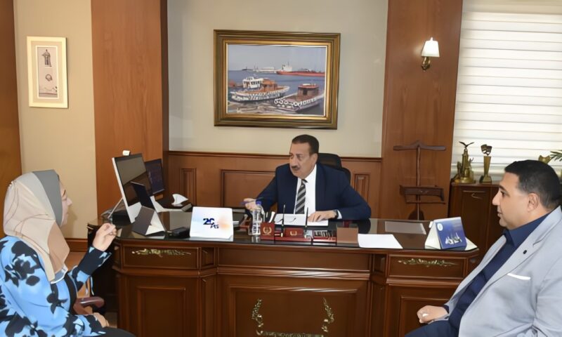 محافظ بورسعيد يستقبل رئيس شركة مياه الشرب والصرف الصحي بمحافظات القناة لبحث سبل التعاون المشترك.. صور
