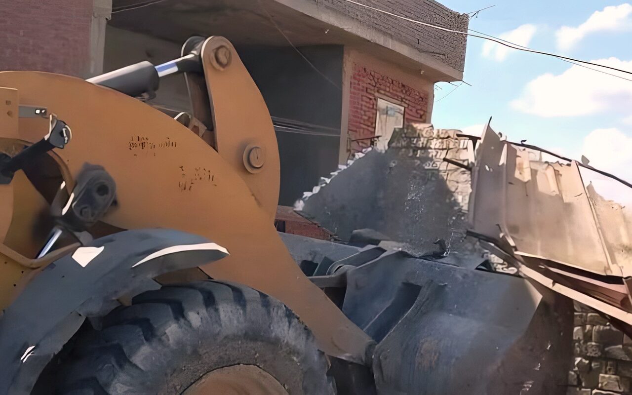 تنفيذا لتوجيهات محافظ بورسعيد.. إزالة حالتي بناء مخالفتين على مصرف بحر البقر