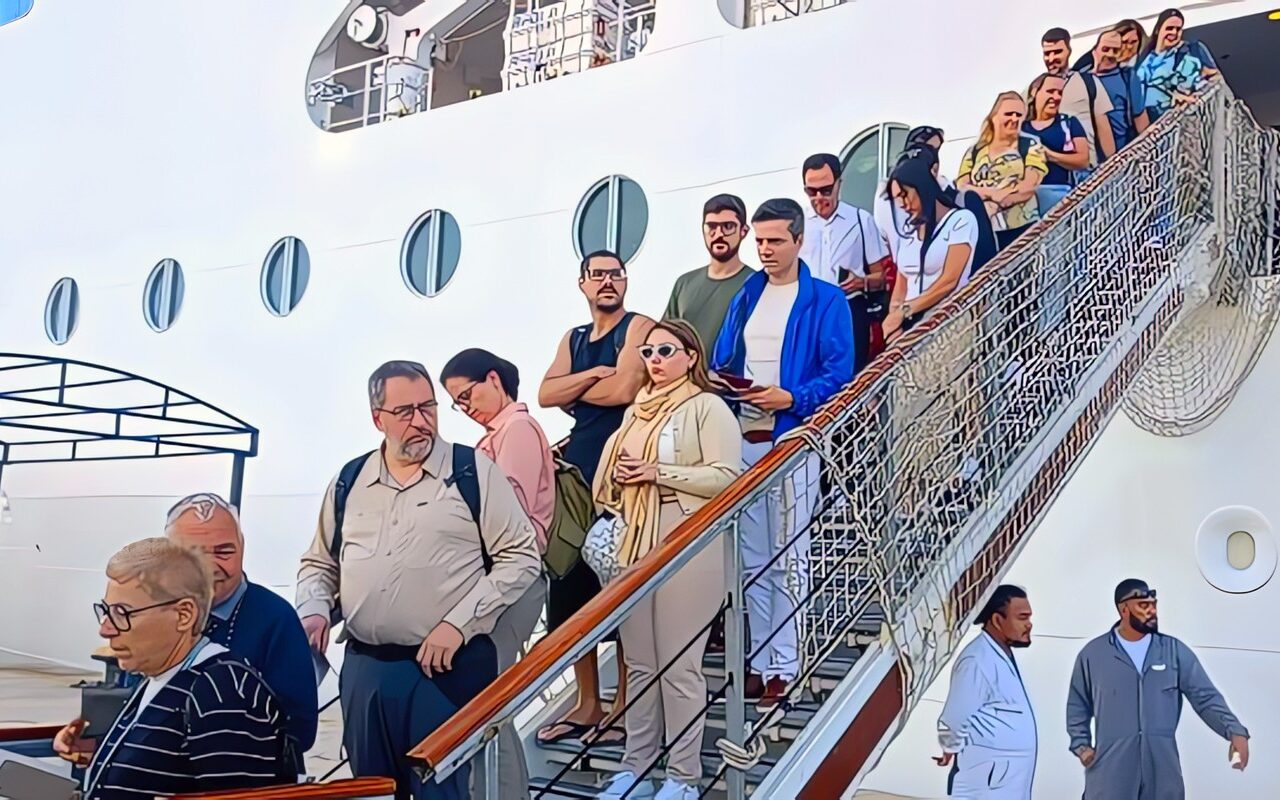 ميناء غرب بورسعيد يستقبل السفينة السياحية MSC LIRICA