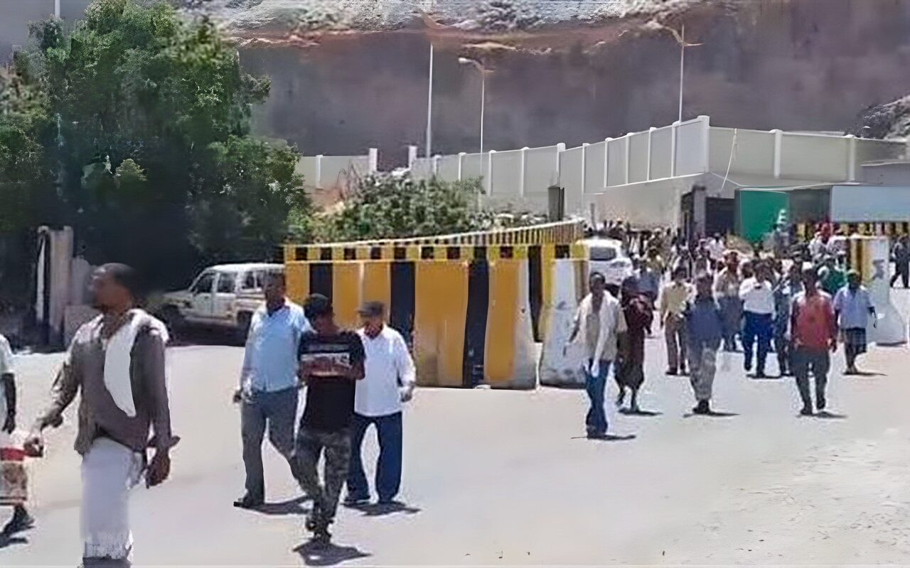 رشاد العليمي يؤكد استمرار عملية «فجر اليمن» حتى استعادة مؤسسات الدولة