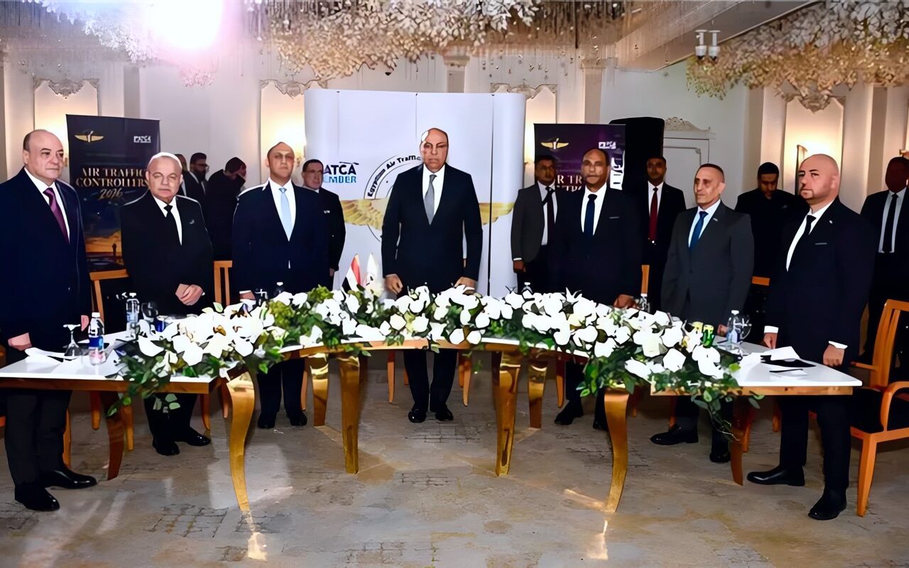 وزير الطيران يكرم كبار ضباط المراقبة الجوية المحالين للتقاعد في اليوم العالمي للمراقبة