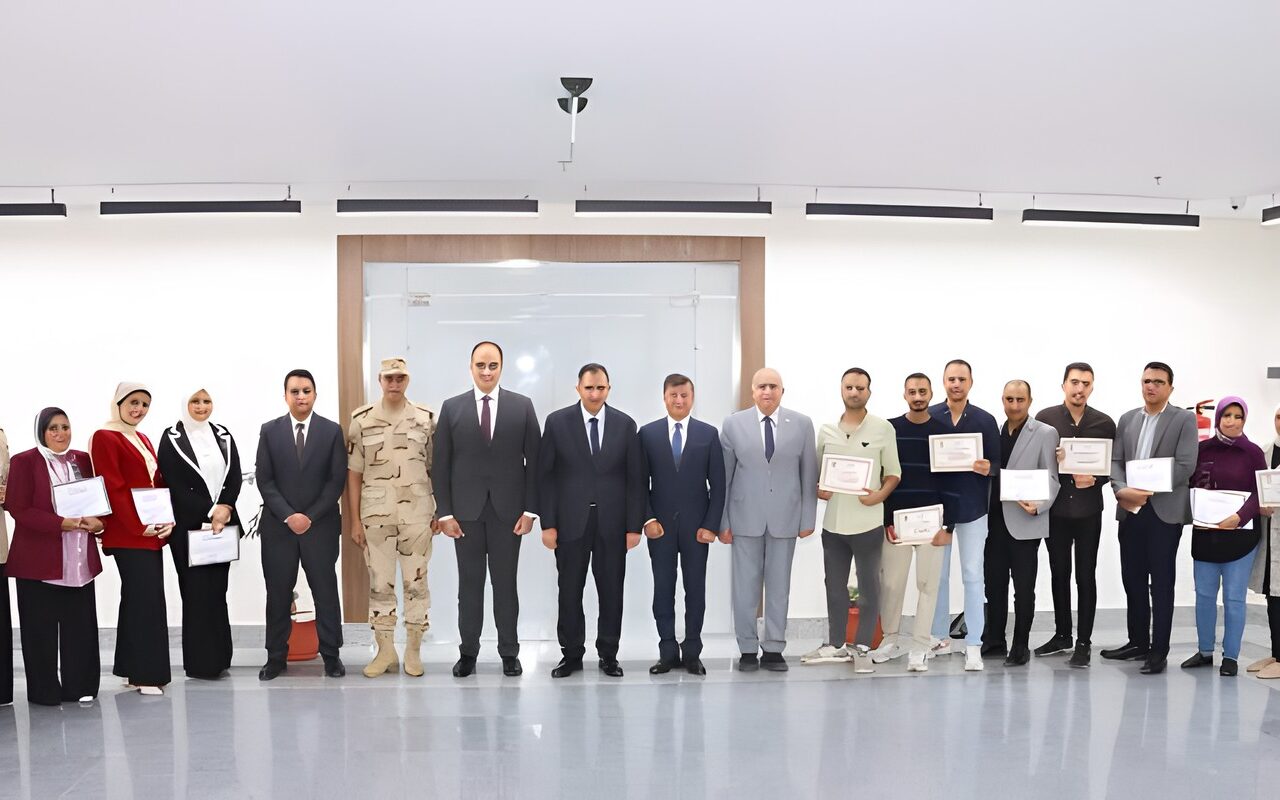 تكريم أوائل الدورات التدريبية بمركز التنمية المحلية بسقارة داخل دمياط