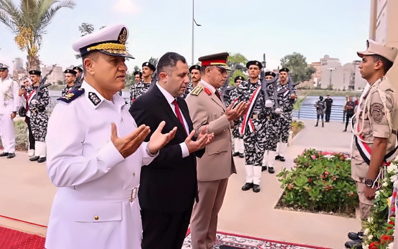 محافظ دمياط يضع إكليلًا من الزهور على النصب التذكاري لشهداء أكتوبر