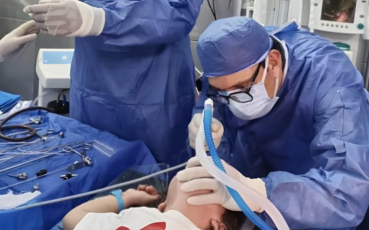 إنقاذ طفلة تبلغ من العمر 3 سنوات من اختناق حاد إثر ابتلاع جسم غريب في دمياط