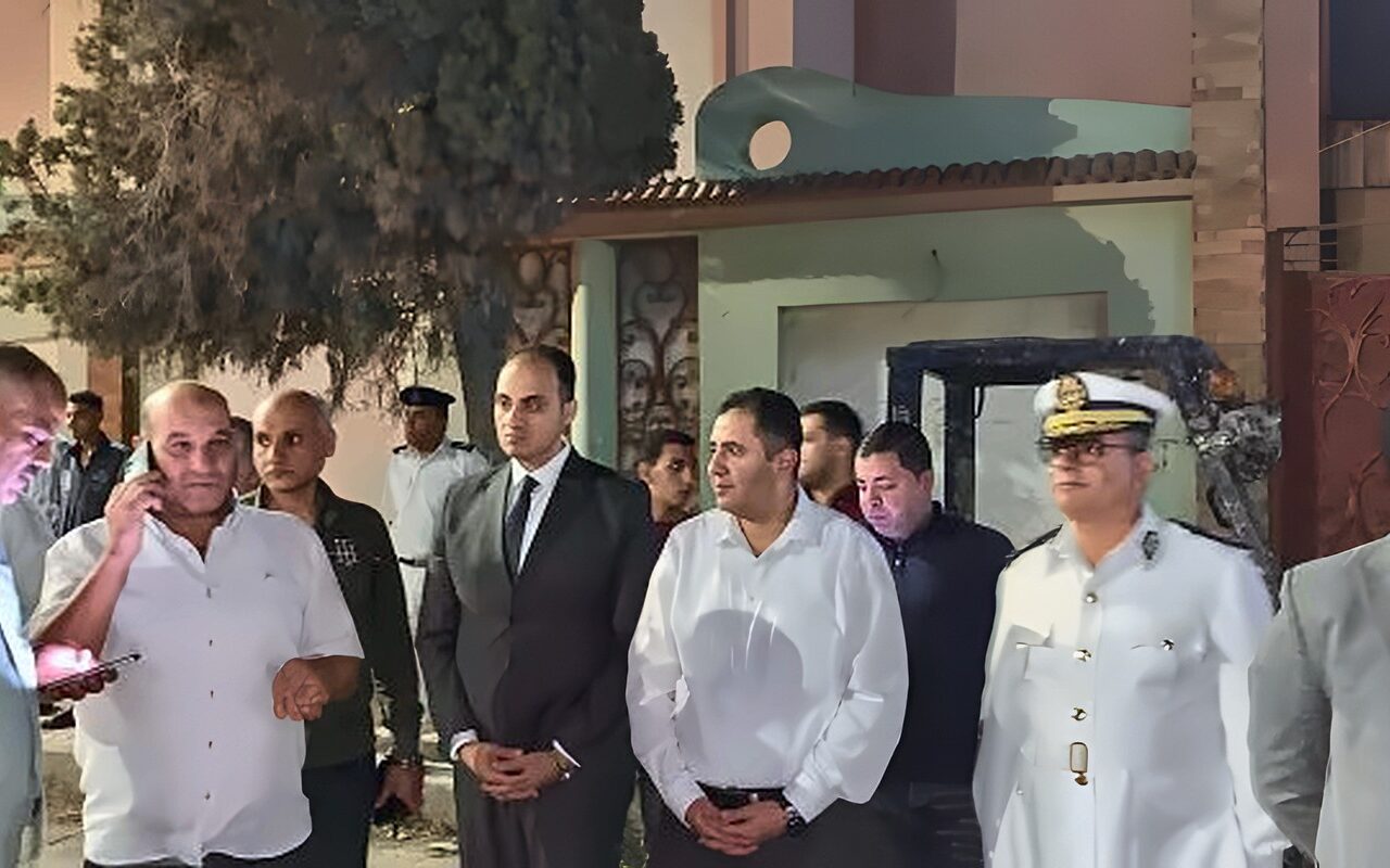 محافظ دمياط يتابع  إخماد حريق بمصنع للصناعات الكيماوية