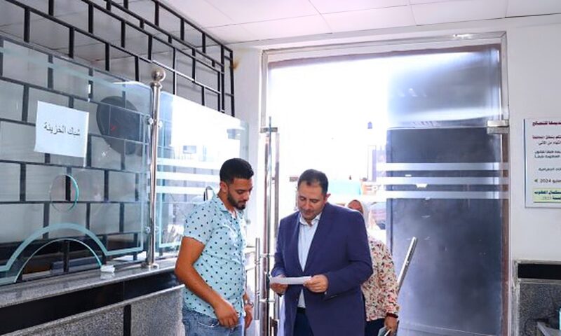 محافظ دمياط يلتقي عدد من الجمهور بالمركز التكنولوجي لخدمة المواطنين