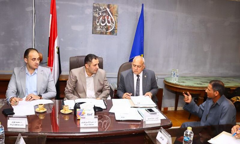 «المحافظ هيجيلك».. محافظ دمياط يلتقي أهالي الزرقا لبحث مطالبهم وشكاواهم