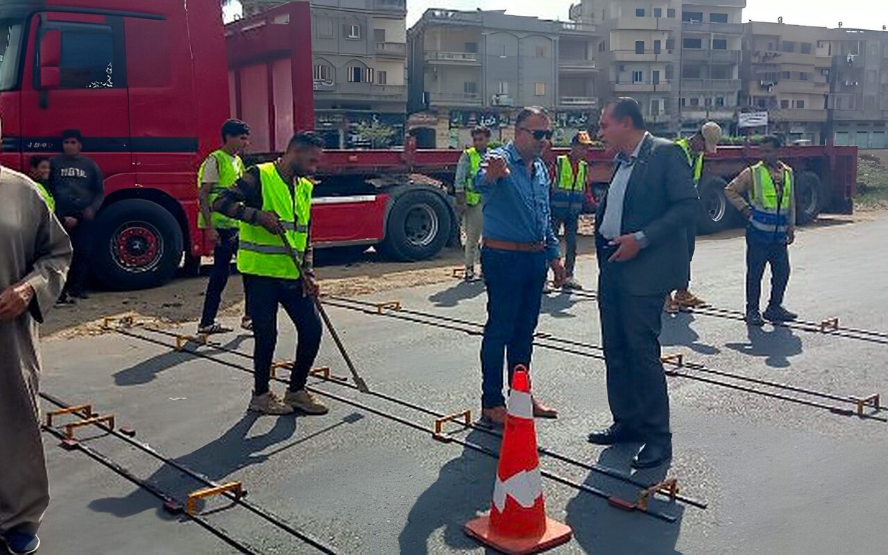 محافظ دمياط يتابع إنشاء مطبات صوتية على الطرق السريعة والرئيسية