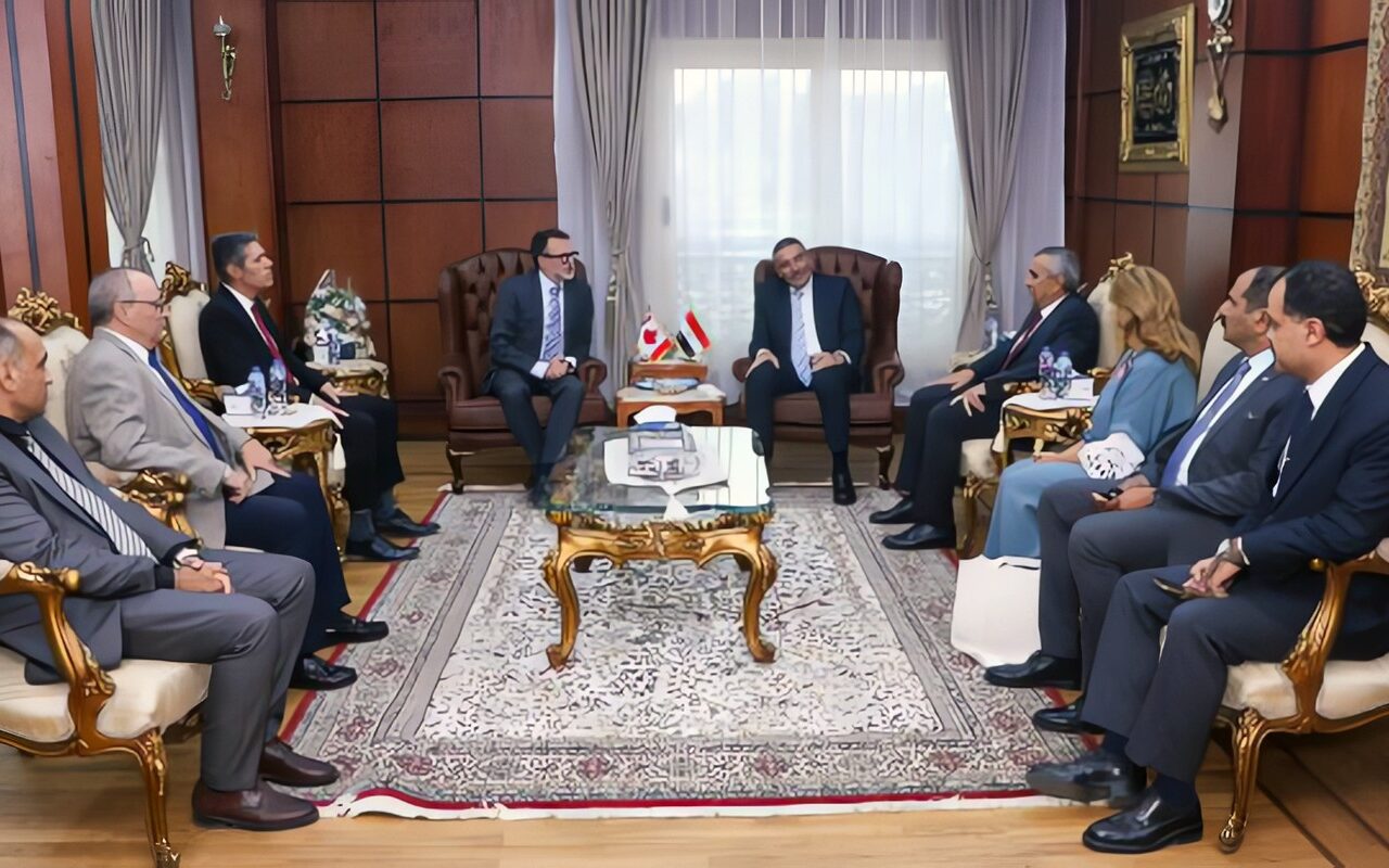 رئيس هيئة ميناء دمياط يبحث مع السفير الكندي فرص التعاون والاستثمار