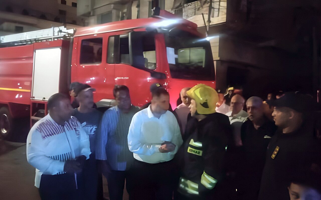 محافظ دمياط يتابع جهود إخماد حريق بمخزن أخشاب