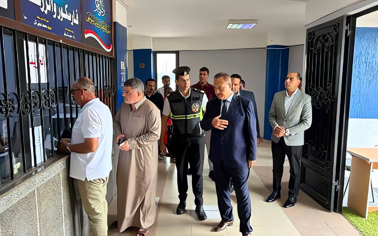 مدير أمن دمياط يتفقد وحدة مرور فارسكور ويوجه بتيسير الخدمات المقدمة للمواطنين