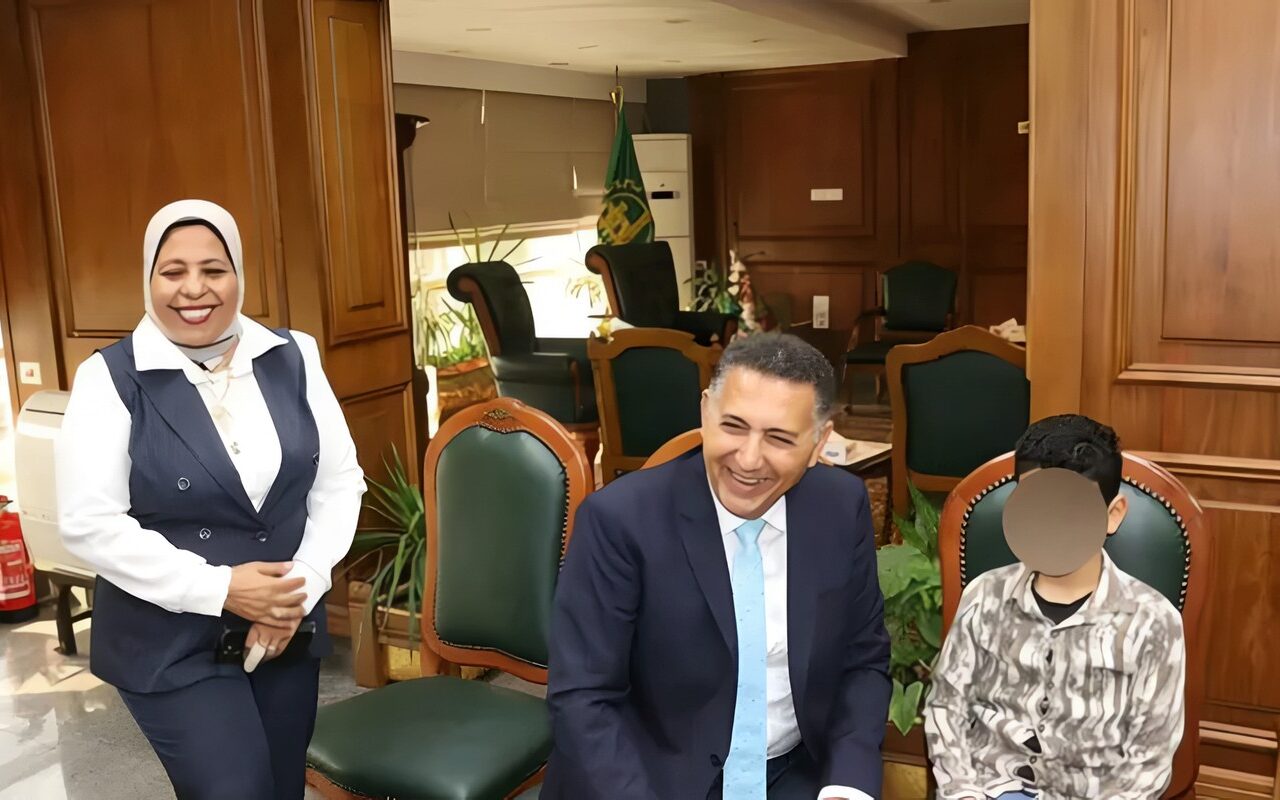 محافظ القليوبية يستجيب لطلب أم ويسلّم جهازَي تسجيل صوتي لشقيقين من فاقدي البصر