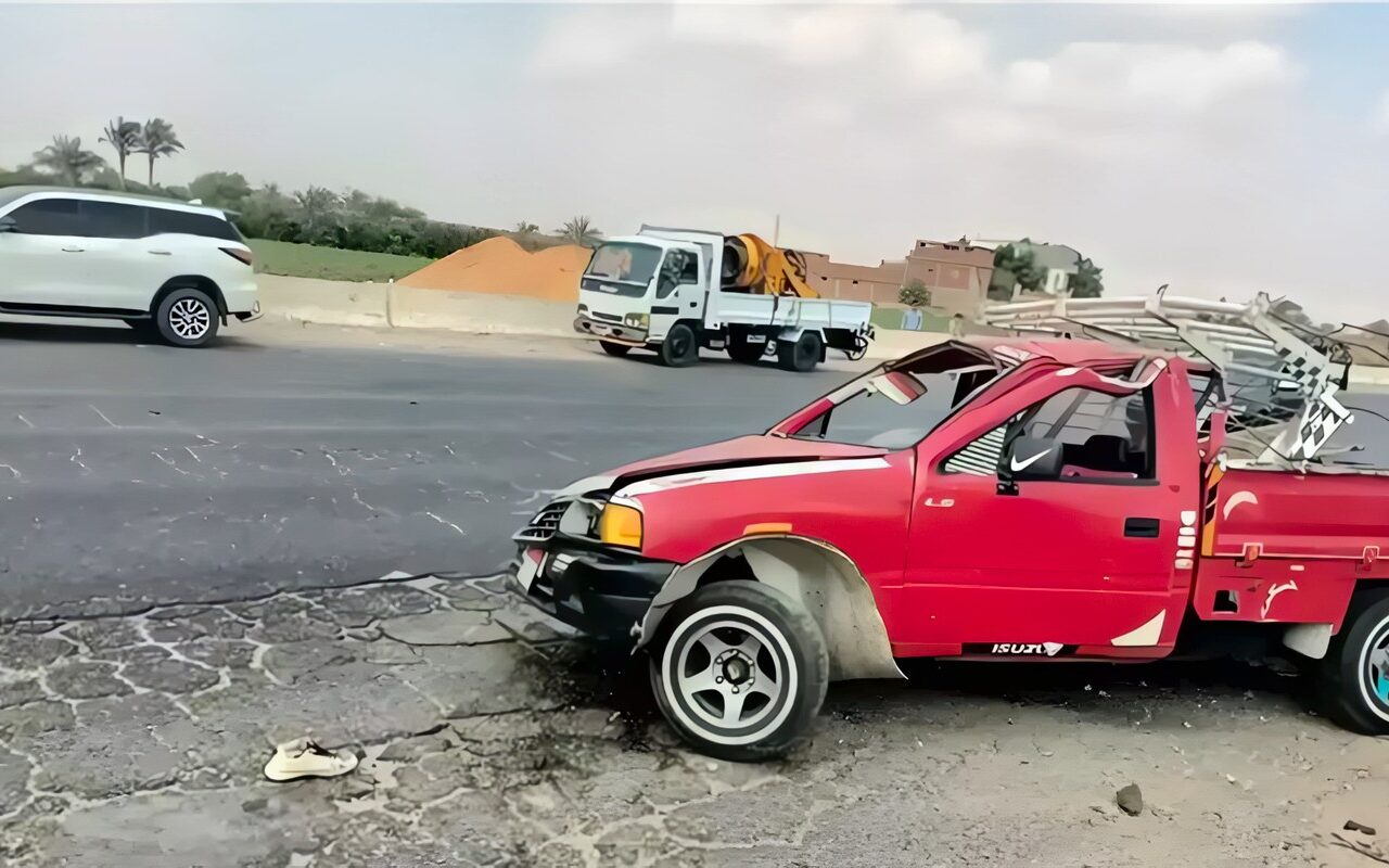 إصابة 4 أشخاص، رفع آثار حادث تصادم سيارتين على طريق العين السخنة