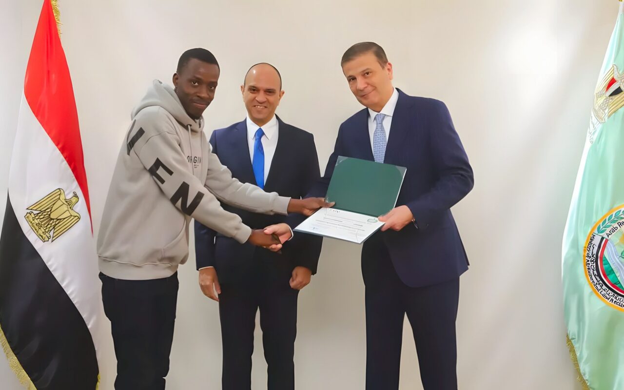 وزير الزراعة يسلم شهادات التخرج لـ10 متدربين من أوغندا بختام برنامج تدريبي حول «الأمن الغذائي»