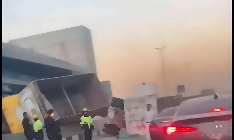 حادث مروري بالطريق الدائري.. انقلاب سيارة نقل بمحطة الأتوبيس الترددي