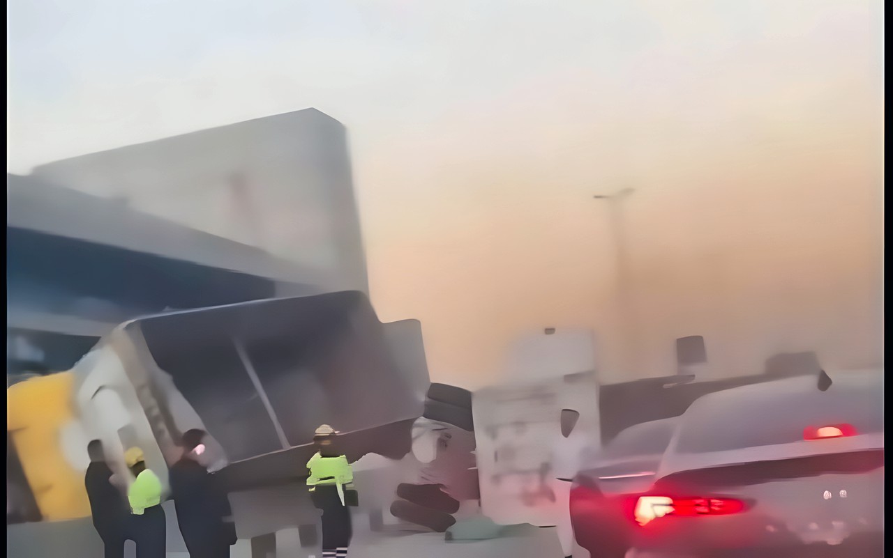 حادث مروري بالطريق الدائري.. انقلاب سيارة نقل بمحطة الأتوبيس الترددي