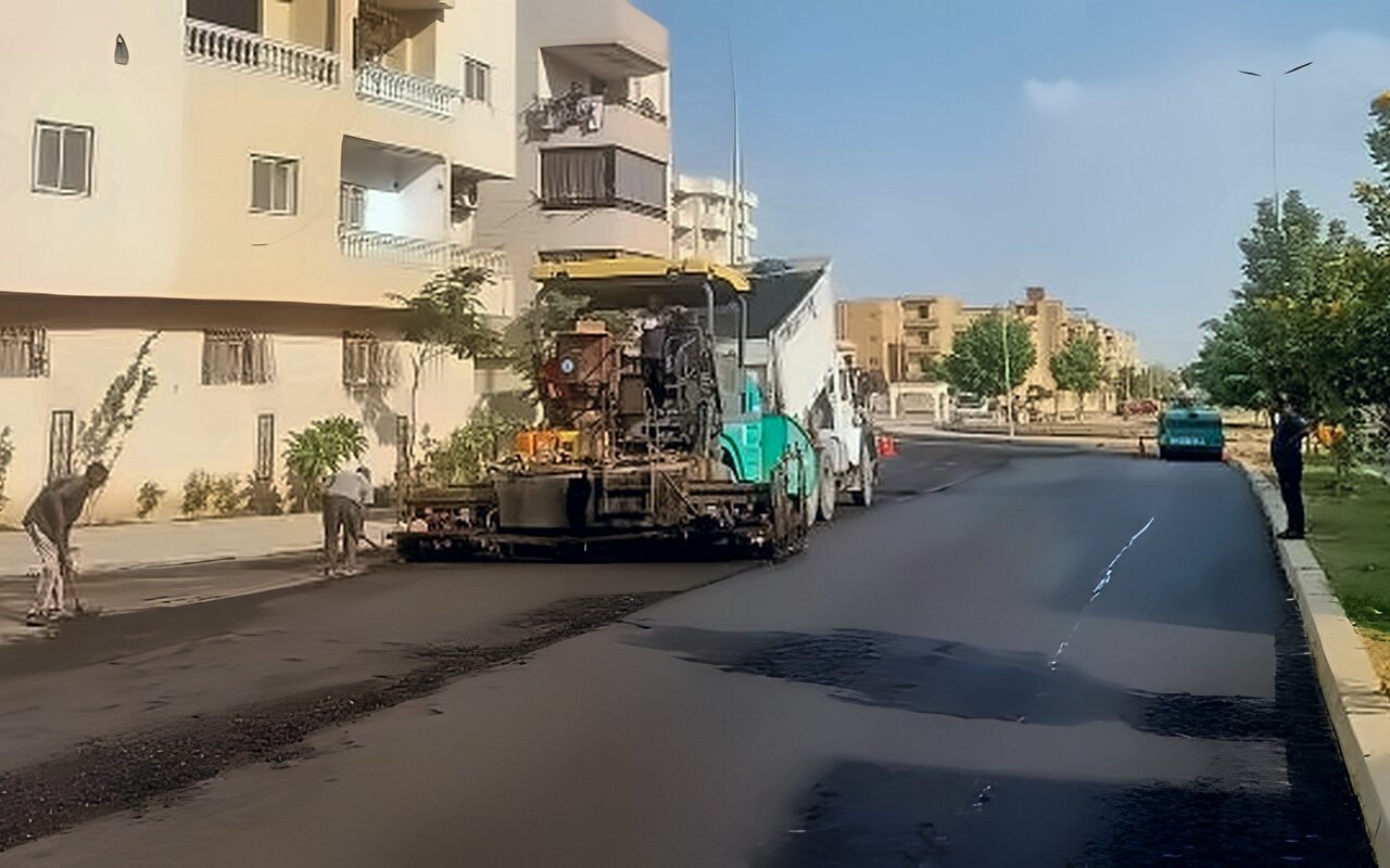 استمرار أعمال تطوير ورفع كفاءة الطرق بـ العبور لتحسين حركة المرور