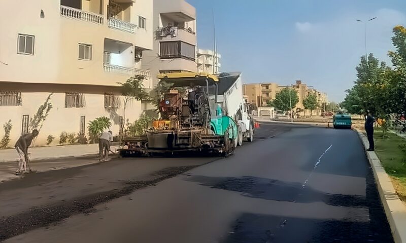 استمرار أعمال تطوير ورفع كفاءة الطرق بـ العبور لتحسين حركة المرور