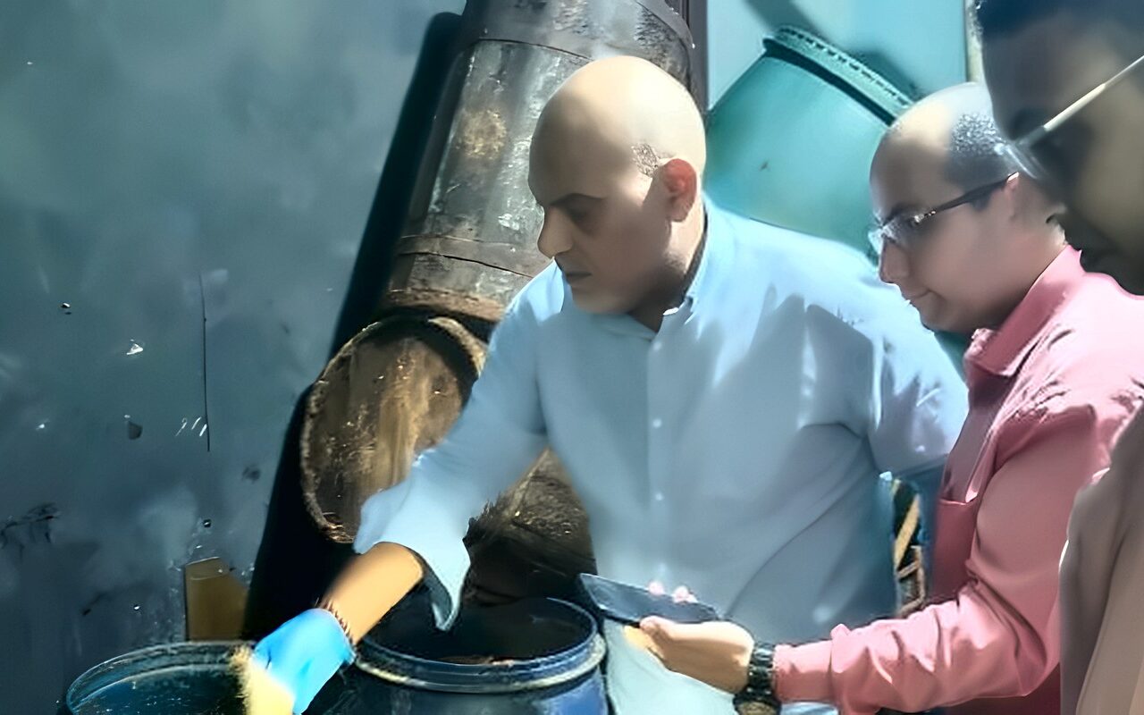 ضبط 2.5 طن أسماك مملحة فاسدة داخل مخزن في شبرا الخيمة