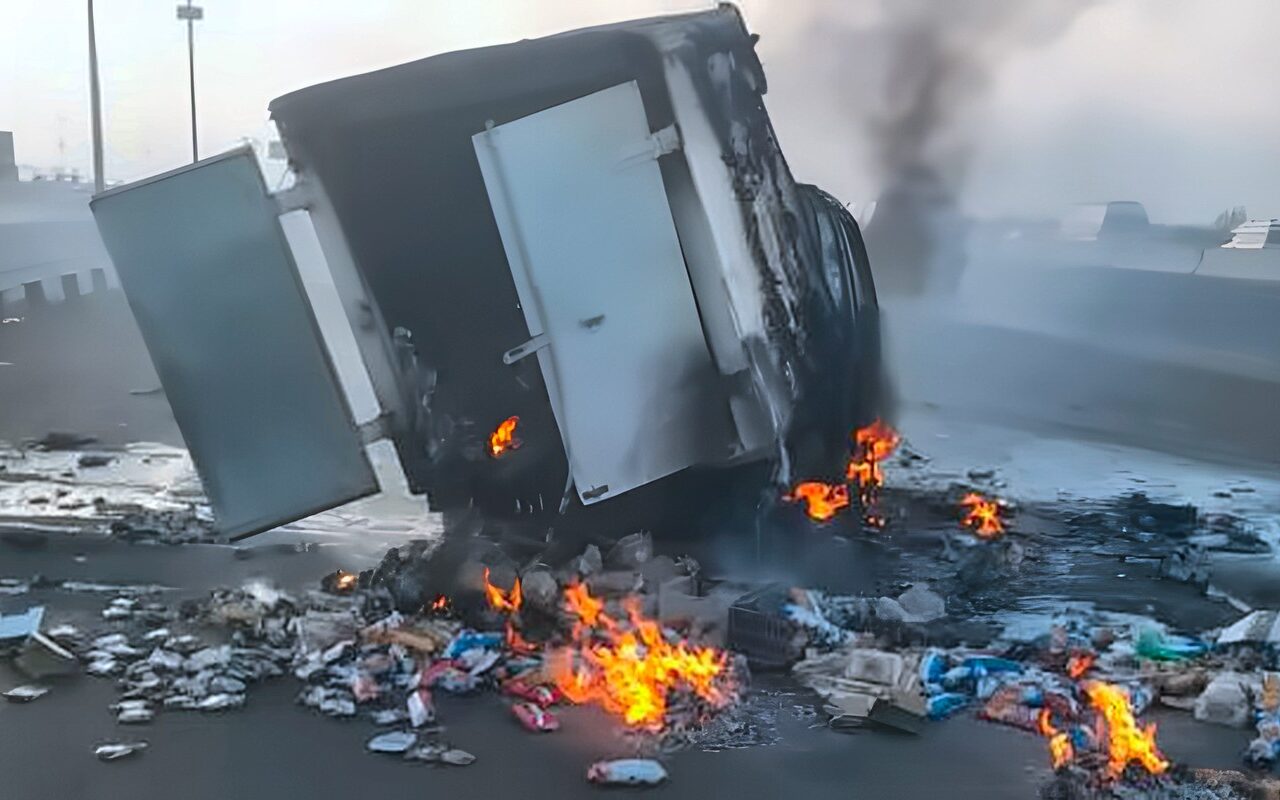 إصابة 3 أشخاص في حادث تصادم واشتعال سيارة ثلاجة بطريق شبرا–بنها الحر
