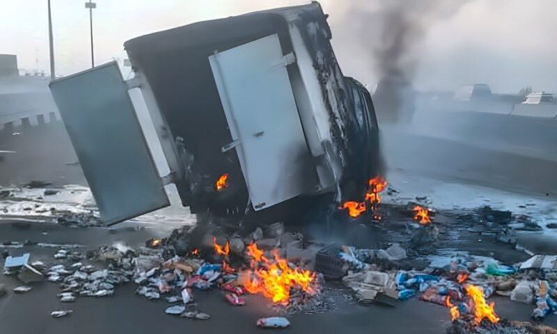 إصابة 3 أشخاص في حادث تصادم واشتعال سيارة ثلاجة بطريق شبرا–بنها الحر