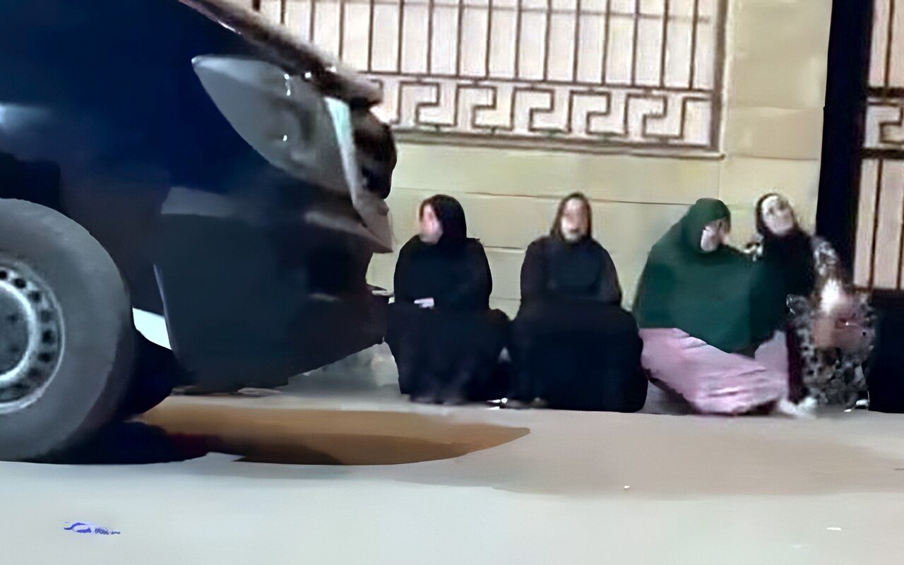 بعد مصرع 7 أشخاص وإصابة 12.. انهيار أسر ضحايا حادث قها أمام المشرحة في انتظار جثامين ذويهم