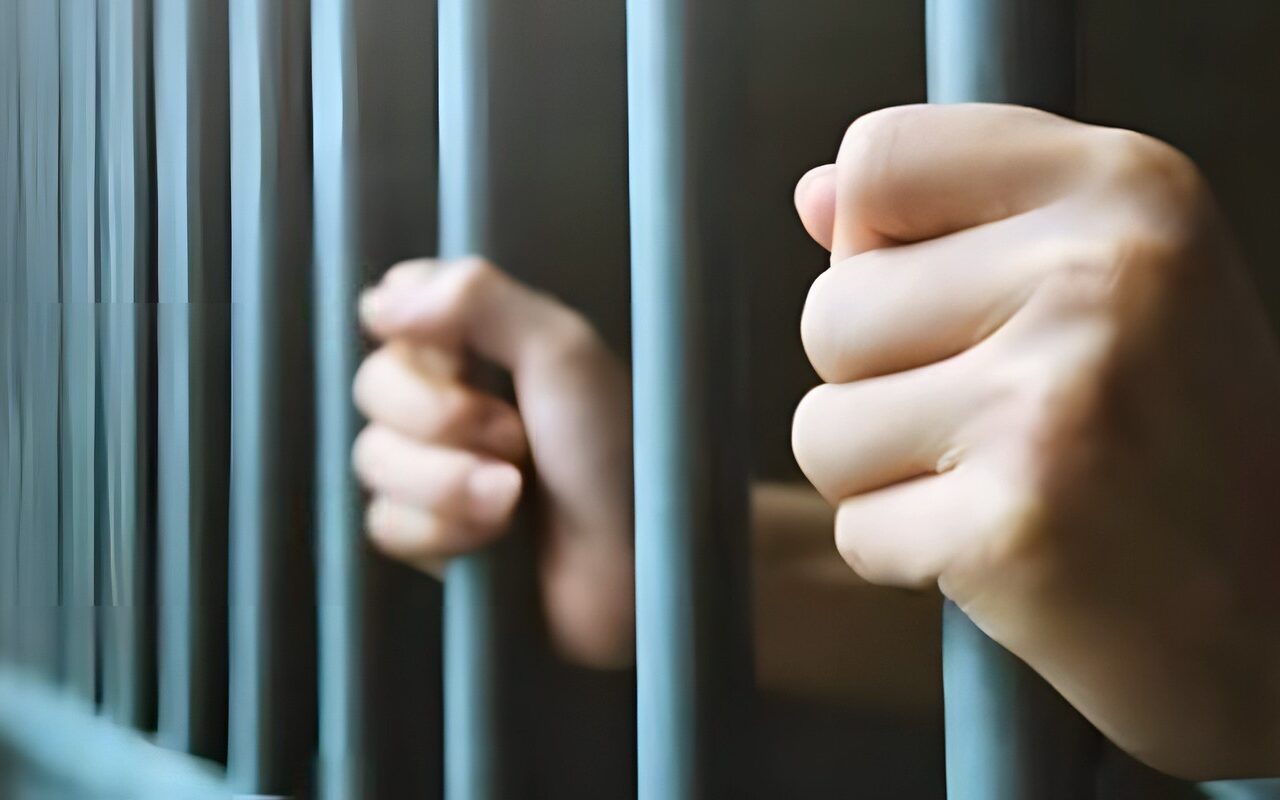 التحقيق مع سائق حافلة مدرسية بتهمة التحرش بطالبة أثناء توصيلها إلى المدرسة بشبرا الخيمة