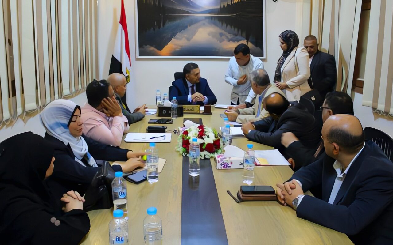 محافظ القليوبية يبحث مطالب وشكاوى مواطني بنها وكفر شكر وطوخ وقها