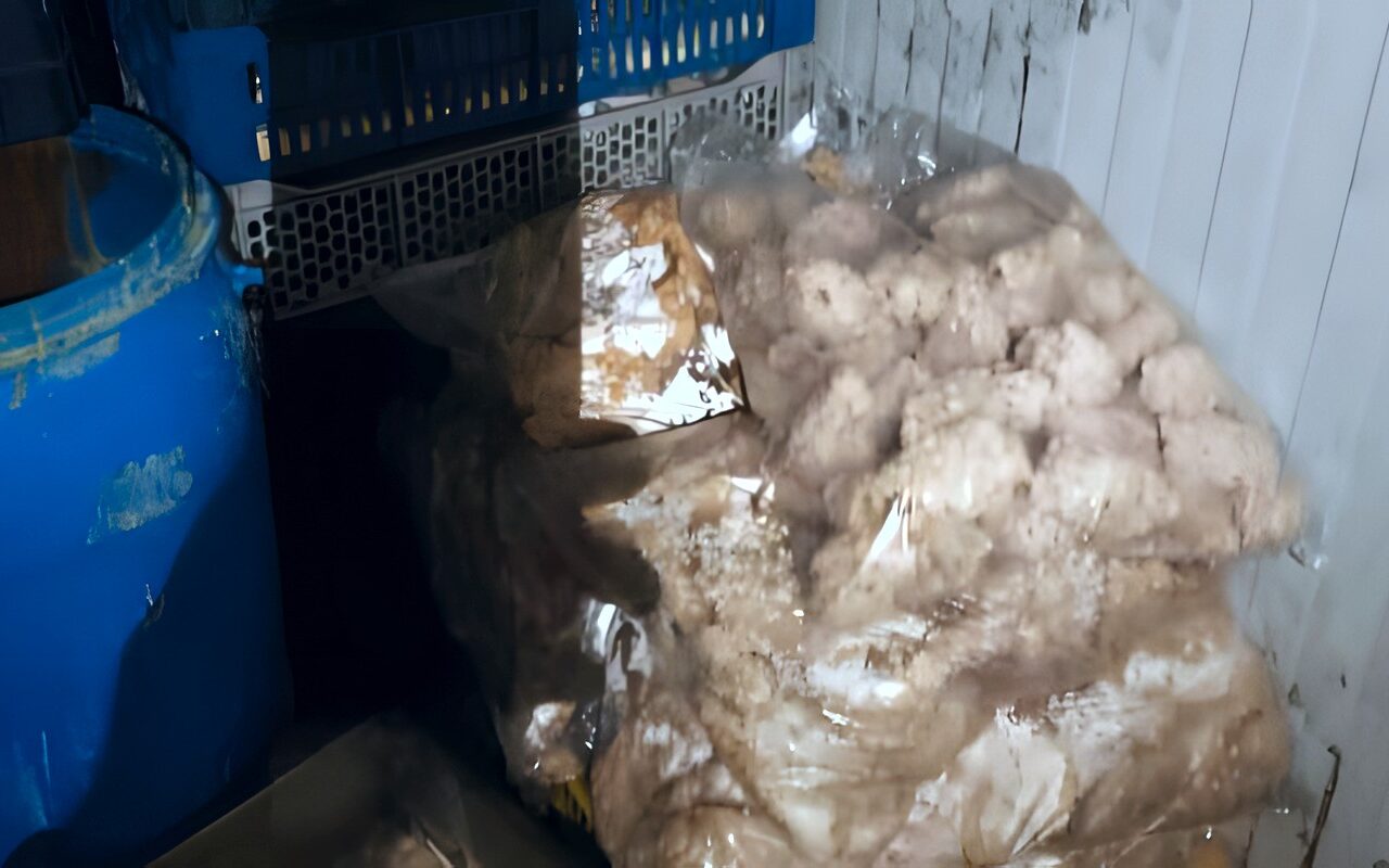 ضبط 3.5 طن مصنعات دواجن ولحوم ودهون مجهولة المصدر بالقليوبية