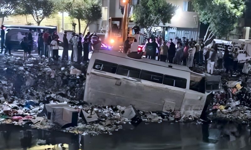 انقلاب أتوبيس بدون ركاب في ترعة الشرقاوية بشبرا الخيمة دون إصابات