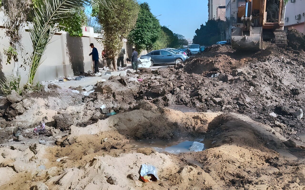 بسبب عطل بخط الصرف الصحي.. إصلاح هبوط أرضي بشارع كريستال عصفور في شبرا الخيمة