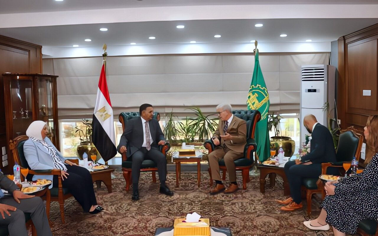 محافظ القليوبية يستقبل القائم بأعمال سفير أمريكا لتعزيز التعاون المشترك