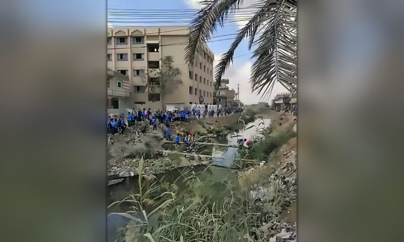 استغاثة عاجلة من أهالي الصفاصيف بالبحيرة.. طلاب معهد الشهيد محمد فوزي الحوفي يعبرون فوق ماسورة صرف وكابل كهرباء