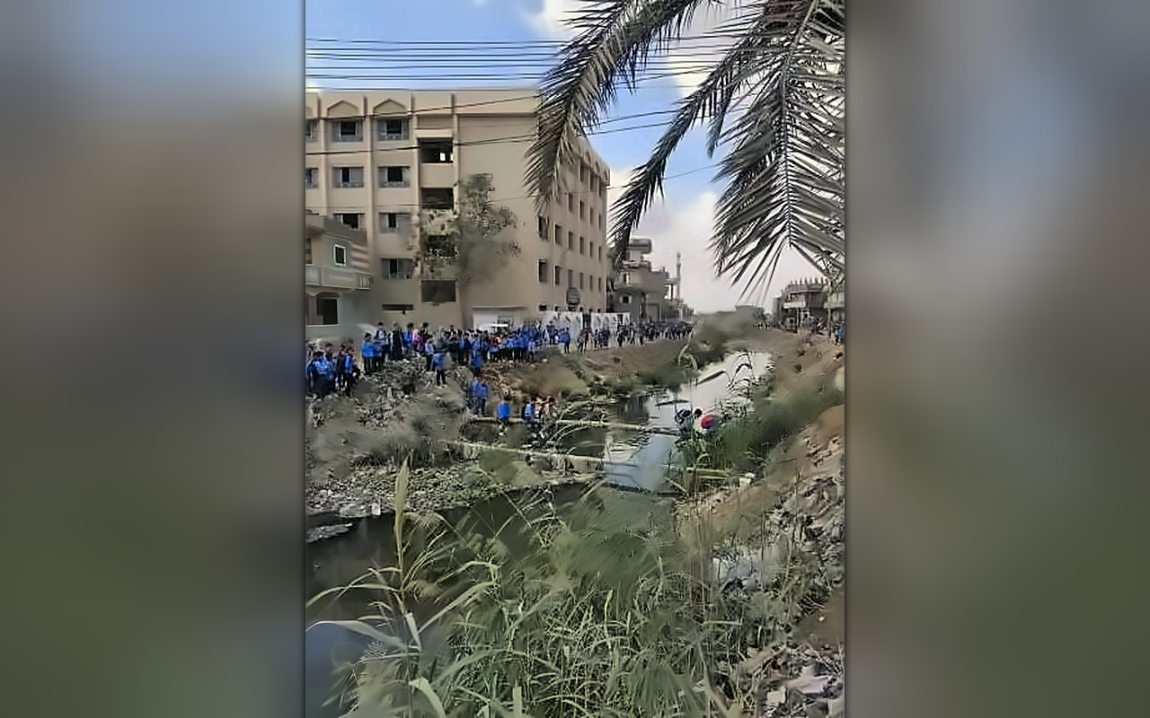 استغاثة عاجلة من أهالي الصفاصيف بالبحيرة.. طلاب معهد الشهيد محمد فوزي الحوفي يعبرون فوق ماسورة صرف وكابل كهرباء