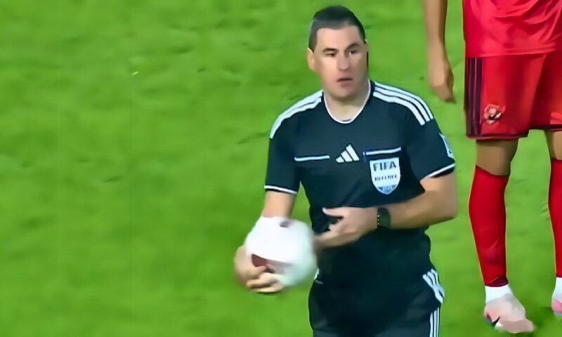 واقعة مفاجئة في قمة الأهلي والزمالك.. الحكم يوقف المباراة بعد ثوانٍ من البداية