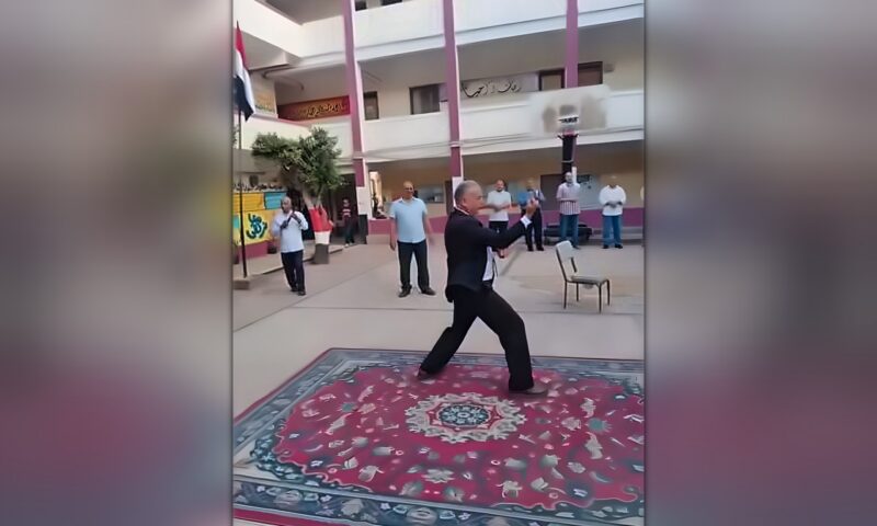 على طريقته الخاصة.. مدير مدرسة كوم النور الثانوية بالدقهلية يشعل حماس الطلاب بالفنون القتالية