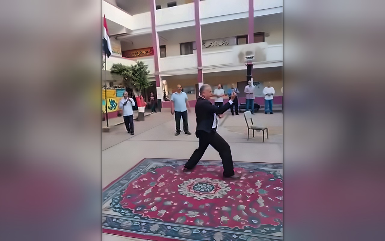 على طريقته الخاصة.. مدير مدرسة كوم النور الثانوية بالدقهلية يشعل حماس الطلاب بالفنون القتالية